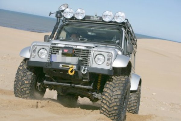 O maşină legendară, Land Rover Defender, scoasă din producţie
